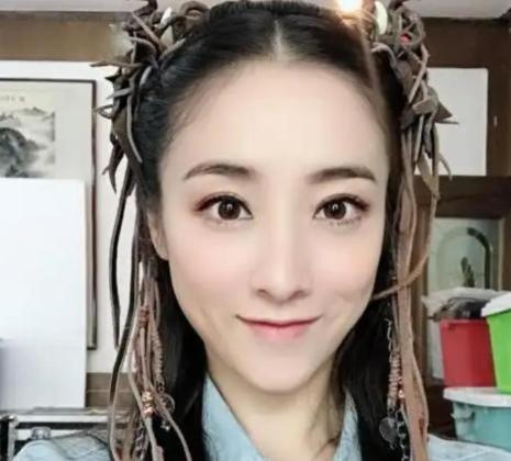 张艺谋把她开除了，为了报复张艺谋，她举报了张艺谋超生。后来，张艺谋被罚款748万