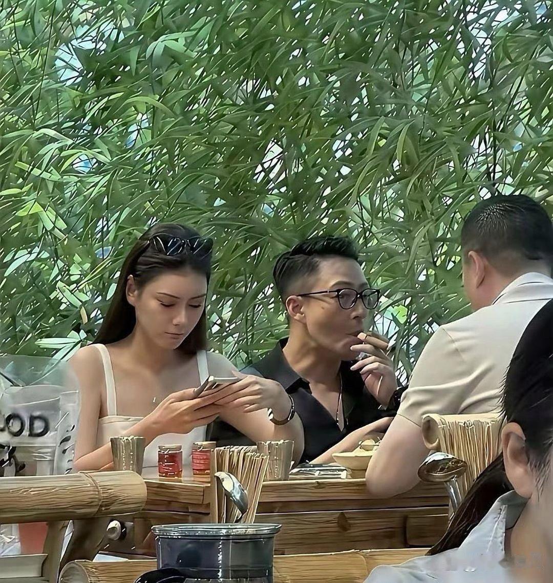 一看就是第一次抽雪茄​​​