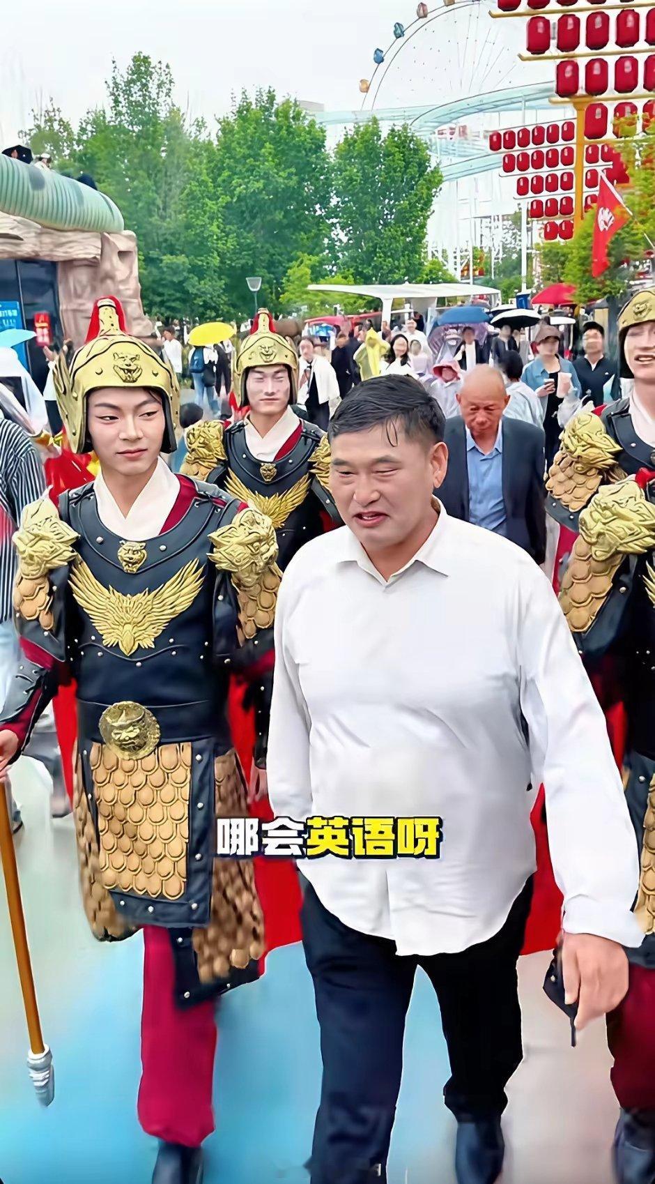 5月3日，山东济宁。游客让大衣哥朱之文说英语，朱之文挥手拒绝了！“我不会说英语，