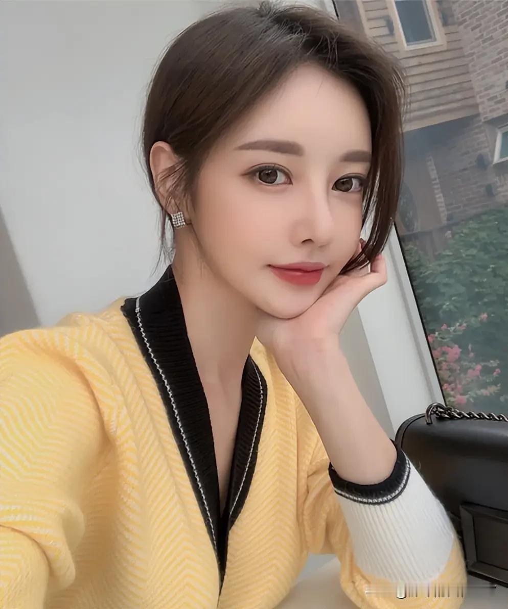 元气满满的一天，从穿上温暖的黄色毛衣开启简直太妙了！就像明黄色针织毛衣搭配黑色短