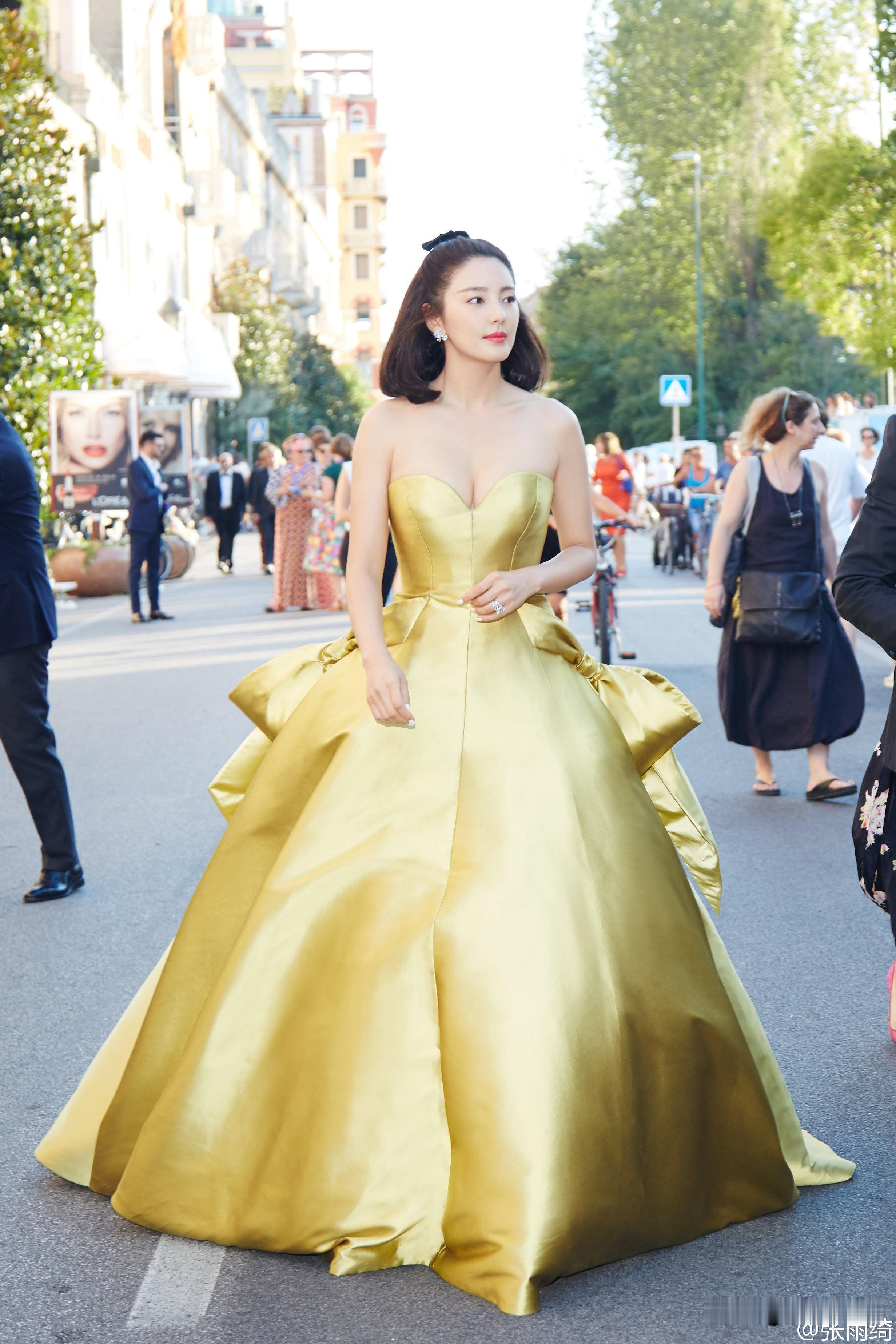 百变系列之张雨绮甜妹、御姐、性感各种风格都能驾驭，美轮美奂！