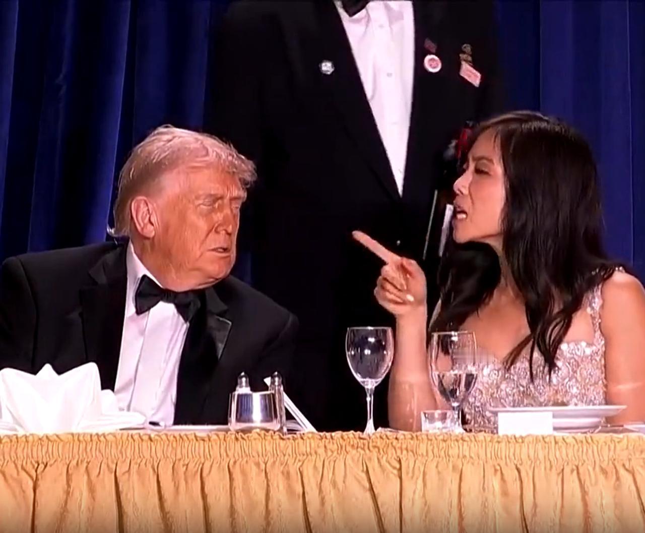 一场晚宴，让这个亚裔女记者彻底火了。注意她在整个过程中的神情和姿态，很有戏剧