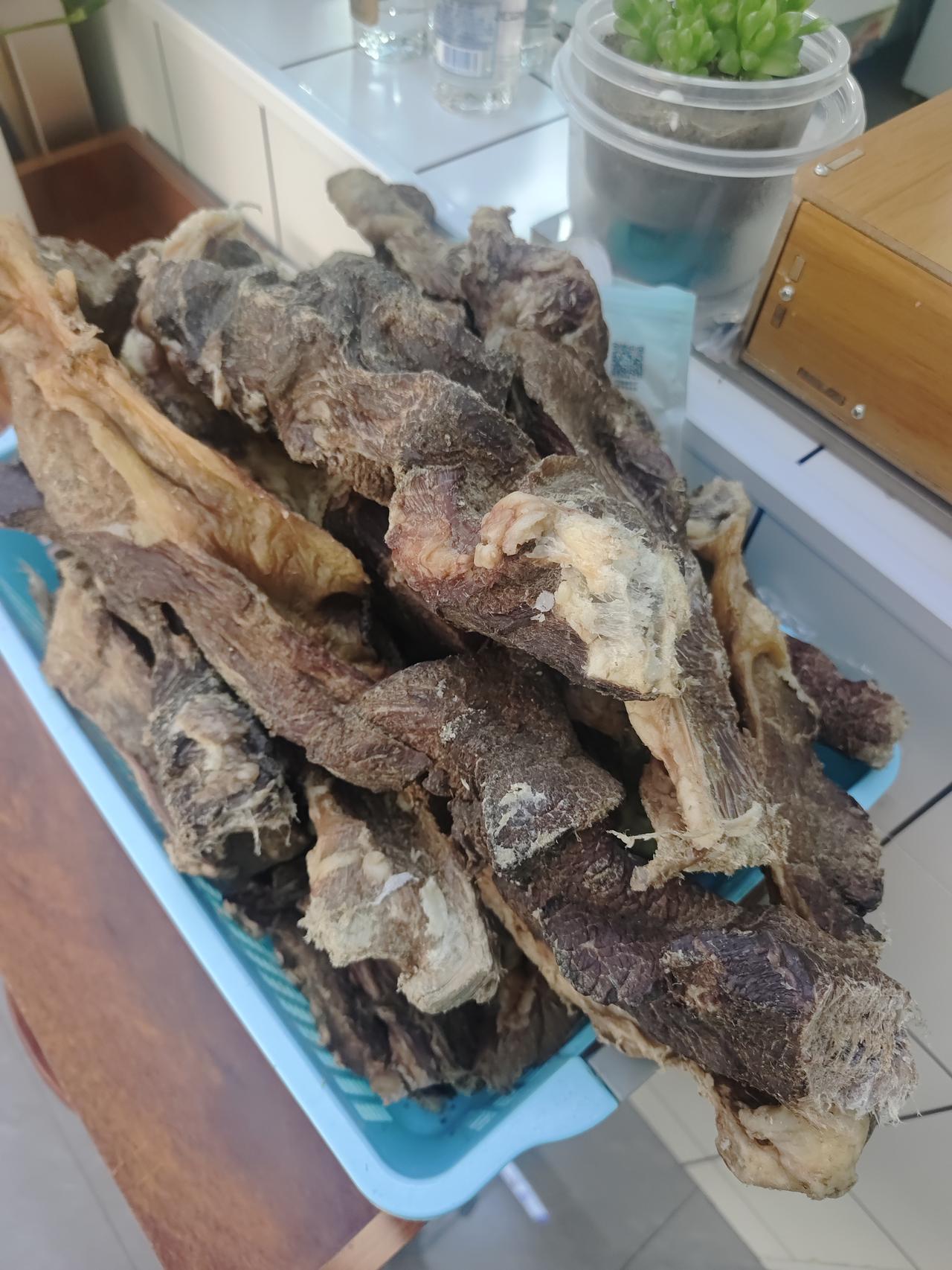 在内蒙古吃的肉和奶把我震惊了。肉是锡林浩特一家蒙古餐厅看到的，是牛肉，闻上去略