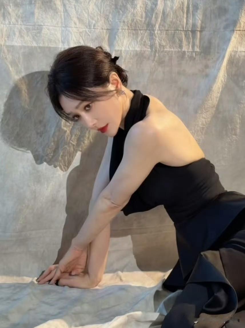 妈呀，妈呀，秦岚姐姐这组照片光影真的神了！秦岚姐的盘发配上黑色露肩礼服，直接把