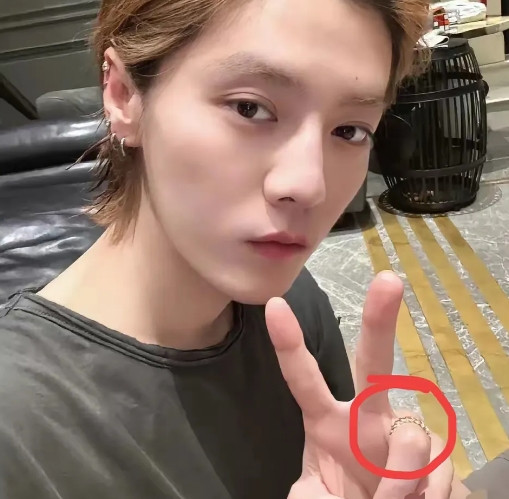 鹿晗和关晓彤的粉丝这下都要坐不住了！这次引发热议的，可不是新绯闻。眼尖的网友在鹿