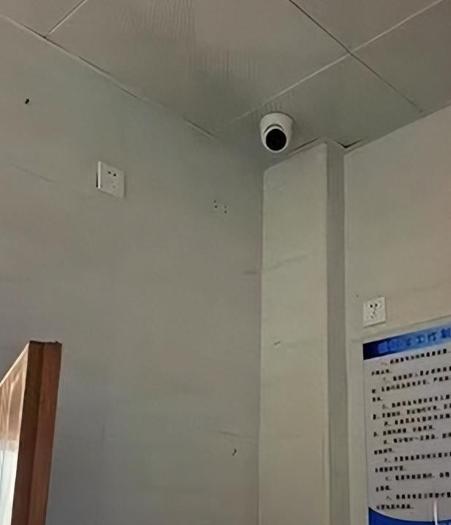 “太崩溃了！”7月2日报道，广东揭阳，一女子身体不适去医院做心电图检查，她撩起