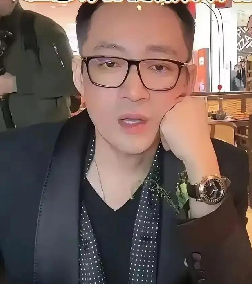 汪小菲在直播间也回答了网友关心的问题，“买房”这个问题其实是要买的信义区的一亿豪