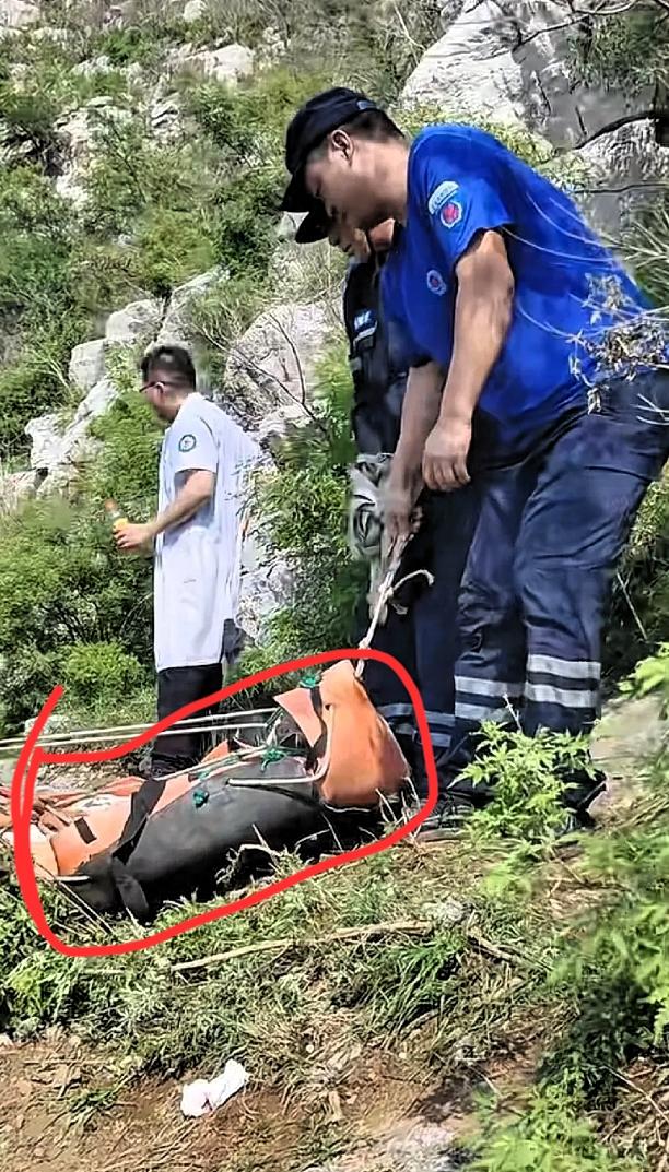 网传现场一幕，无数人为程梦圆的两位哥哥破防。这是哥哥送给妹妹最后一程深沉的爱。车