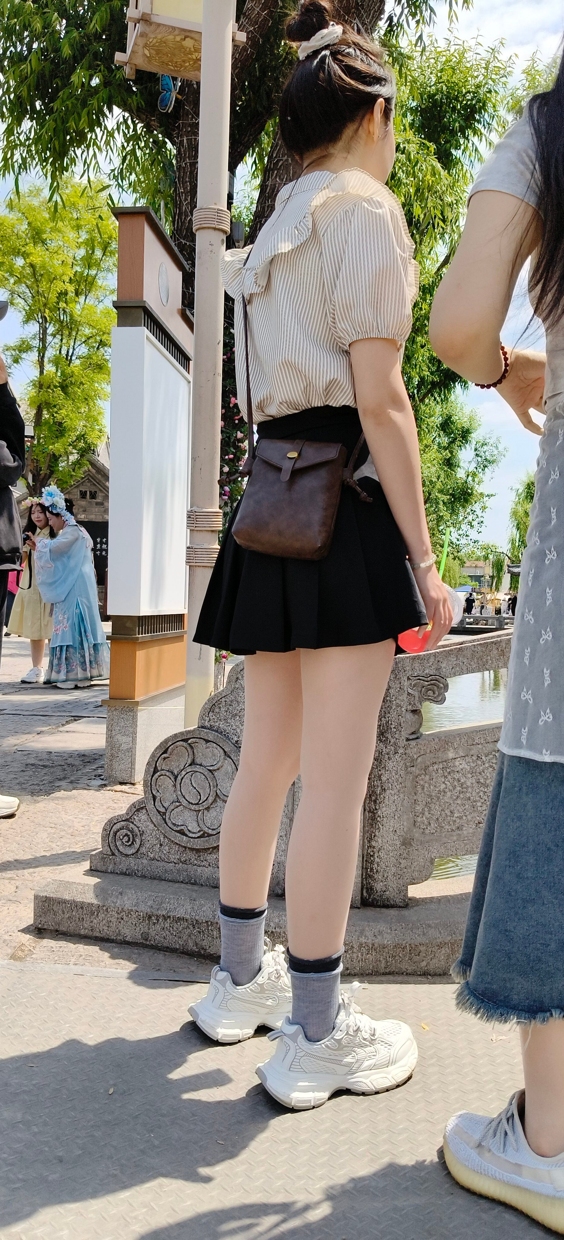 白衬衫的褶皱混着柳风，百褶裙裹着的不是裙摆，是没写完的青春备忘录时尚穿搭每日穿搭