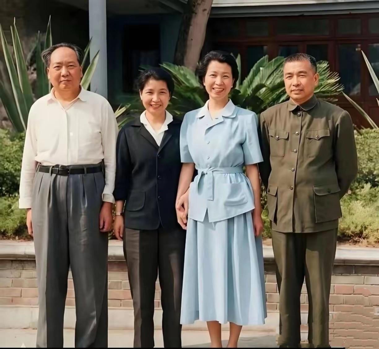 难得一见的珍贵老照片！伟人的夫人和陶铸的夫人人曾志站在中间，仔细看两人的五官眉眼