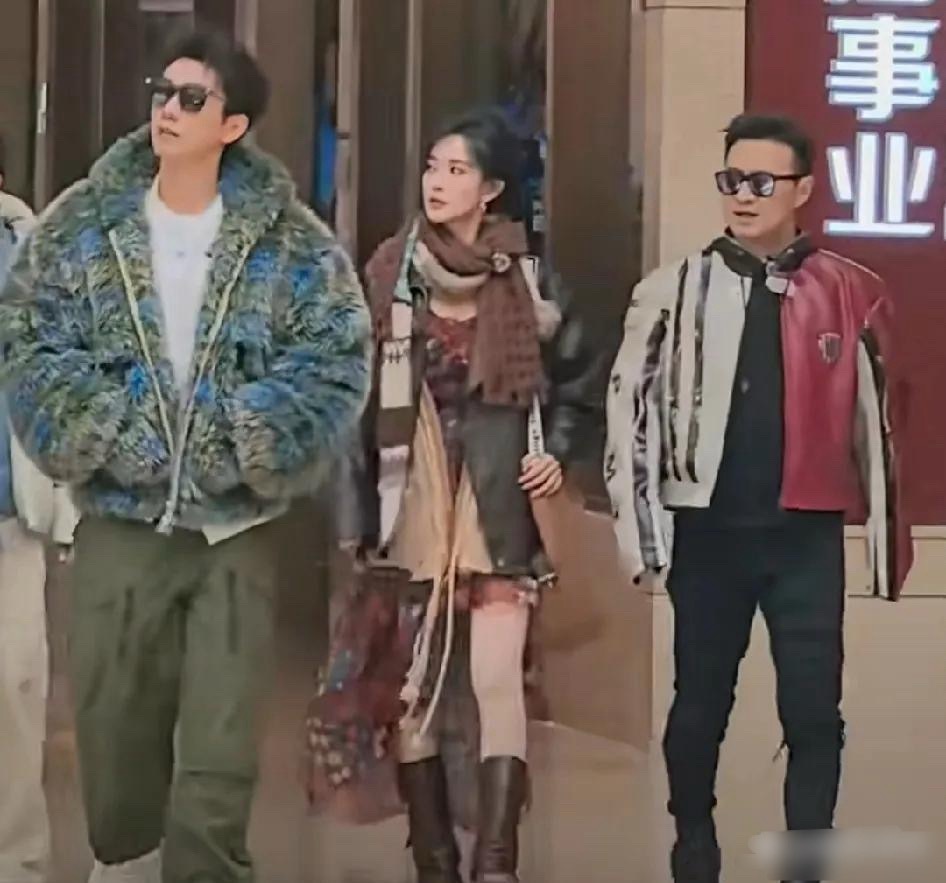 汪峰穿紧身裤太难看了！从照片中来看，他的腿型算不上完美，感觉还有一点弯，如今再穿