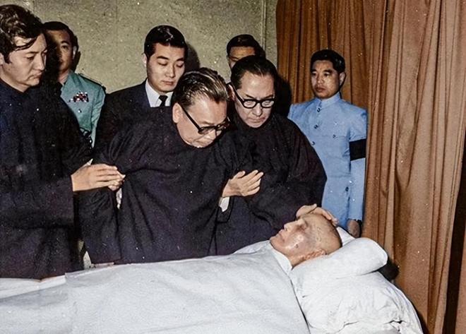 1975年，蒋介石在台湾病逝。入殓时，蒋经国含泪遵照浙江奉化老家的习俗，给父亲穿