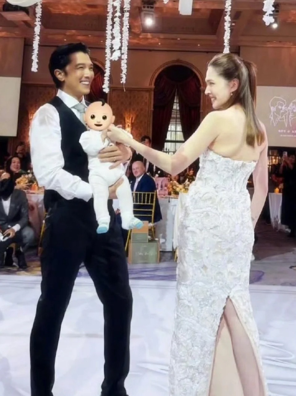 邱泽许玮甯两人的儿子也在婚礼现场这对仿佛偶像剧走向了幸福的大结局，真好呀！