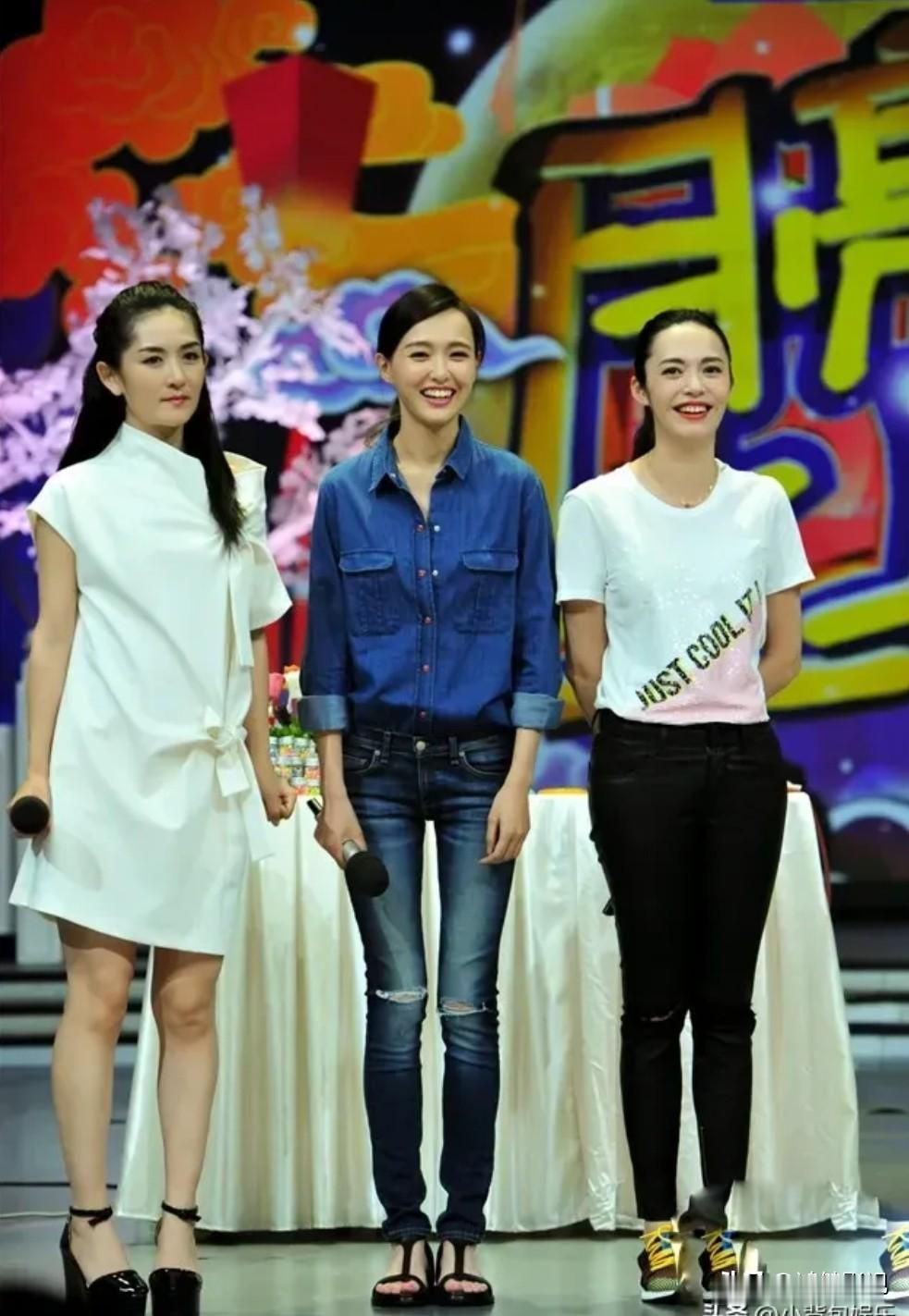 仔细看，左边的是谢娜，右边这位是姚晨，气质一个比一个好，一个比一个靓！而中间这位