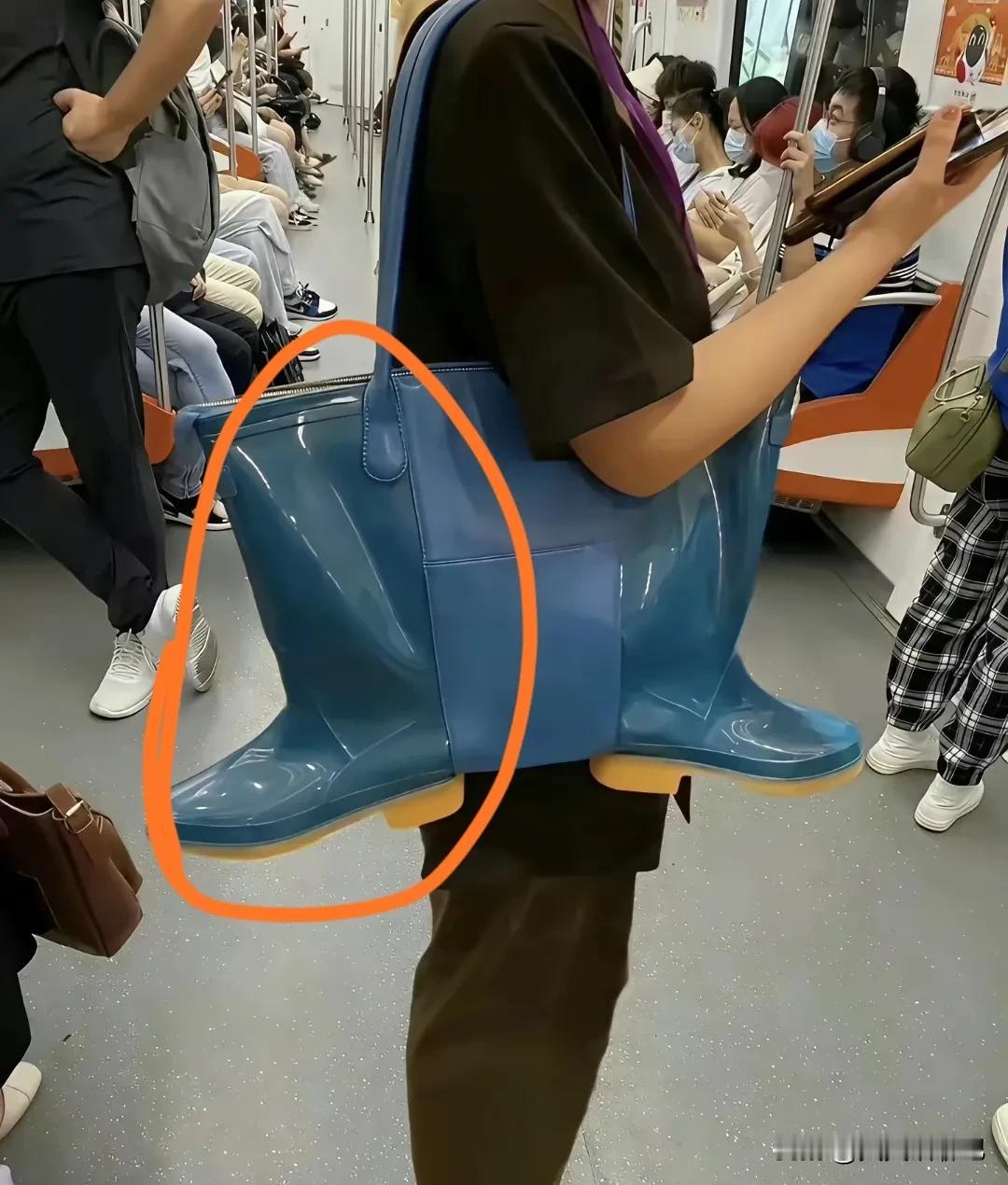 巴黎世家的奢饰品，真的是毁三观啊，地铁上一帅哥肩挎着包包，是巴黎世家出品