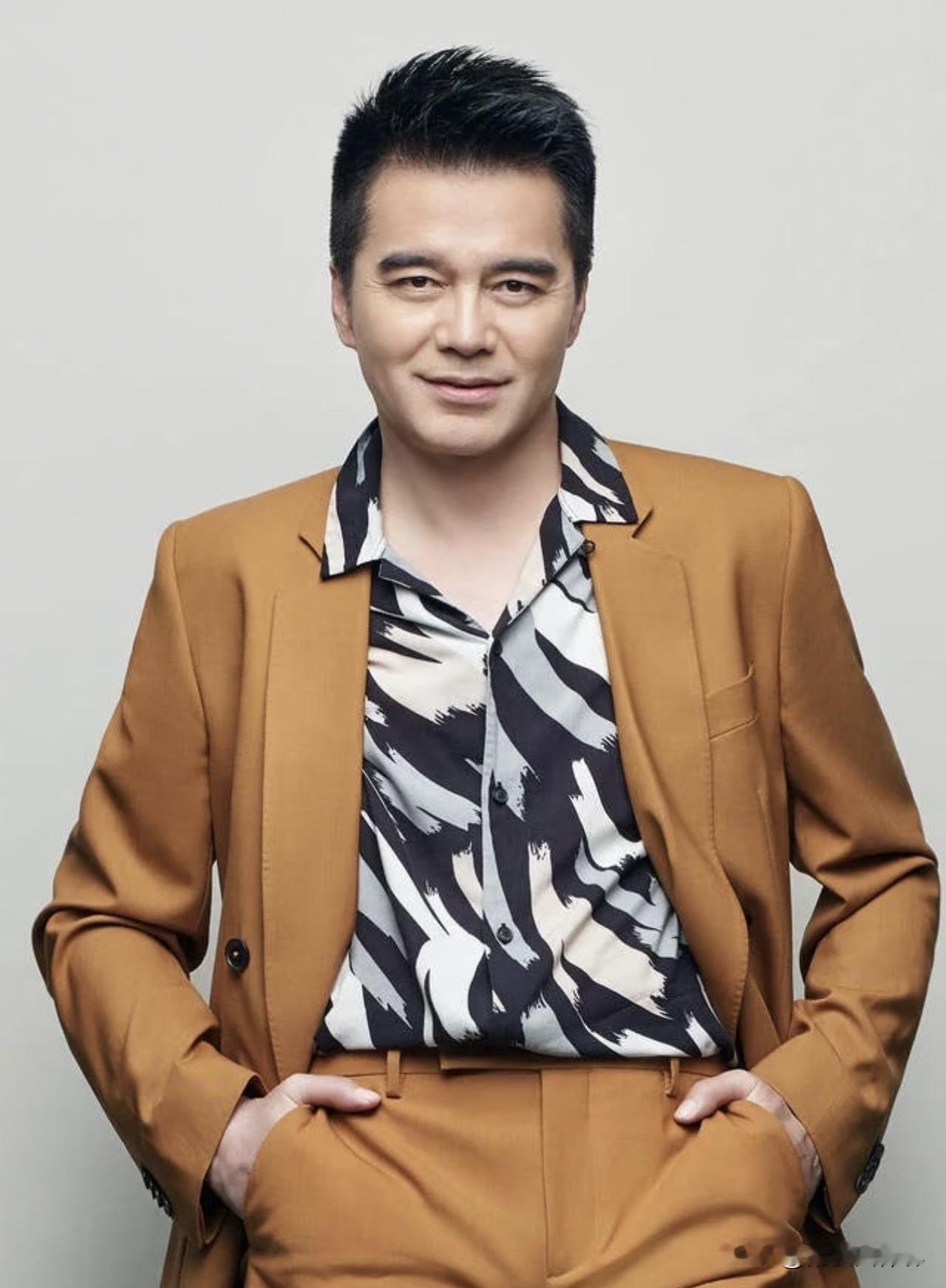 何晴的前夫许亚军，真的替娱乐圈打个样。直到何晴去世我们才发现，原来祁厅长的