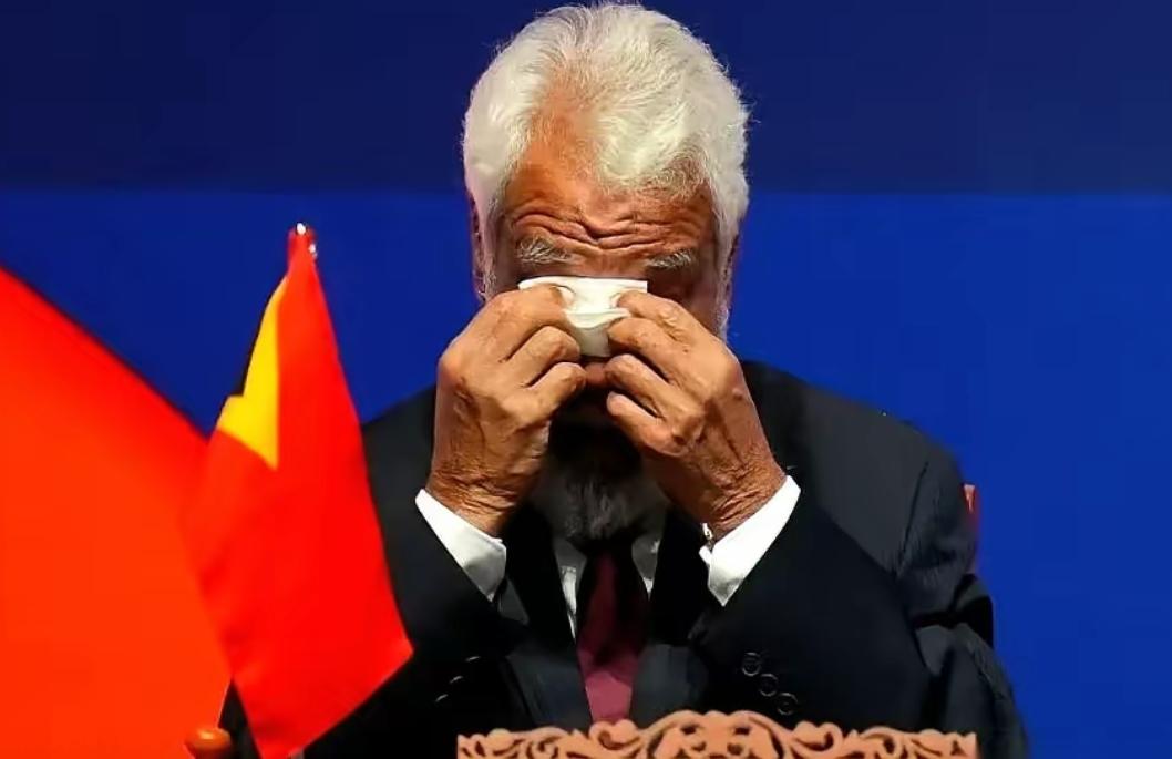 一个国家的总理,在全世界的镜头前,没忍住,悄悄抹了把眼泪。就因为主持人宣布:东帝