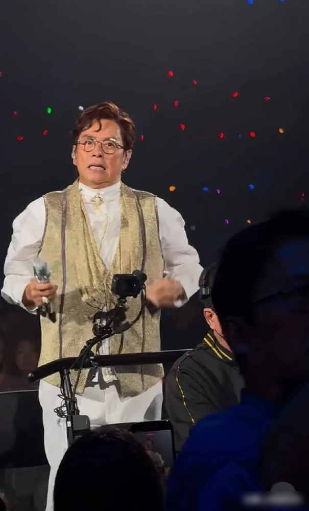 千亿大佬刘銮雄，竟也会乖乖坐在台下当粉丝。9月11日，谭咏麟在香港红馆开唱。台下虽星光熠熠，但最扎眼