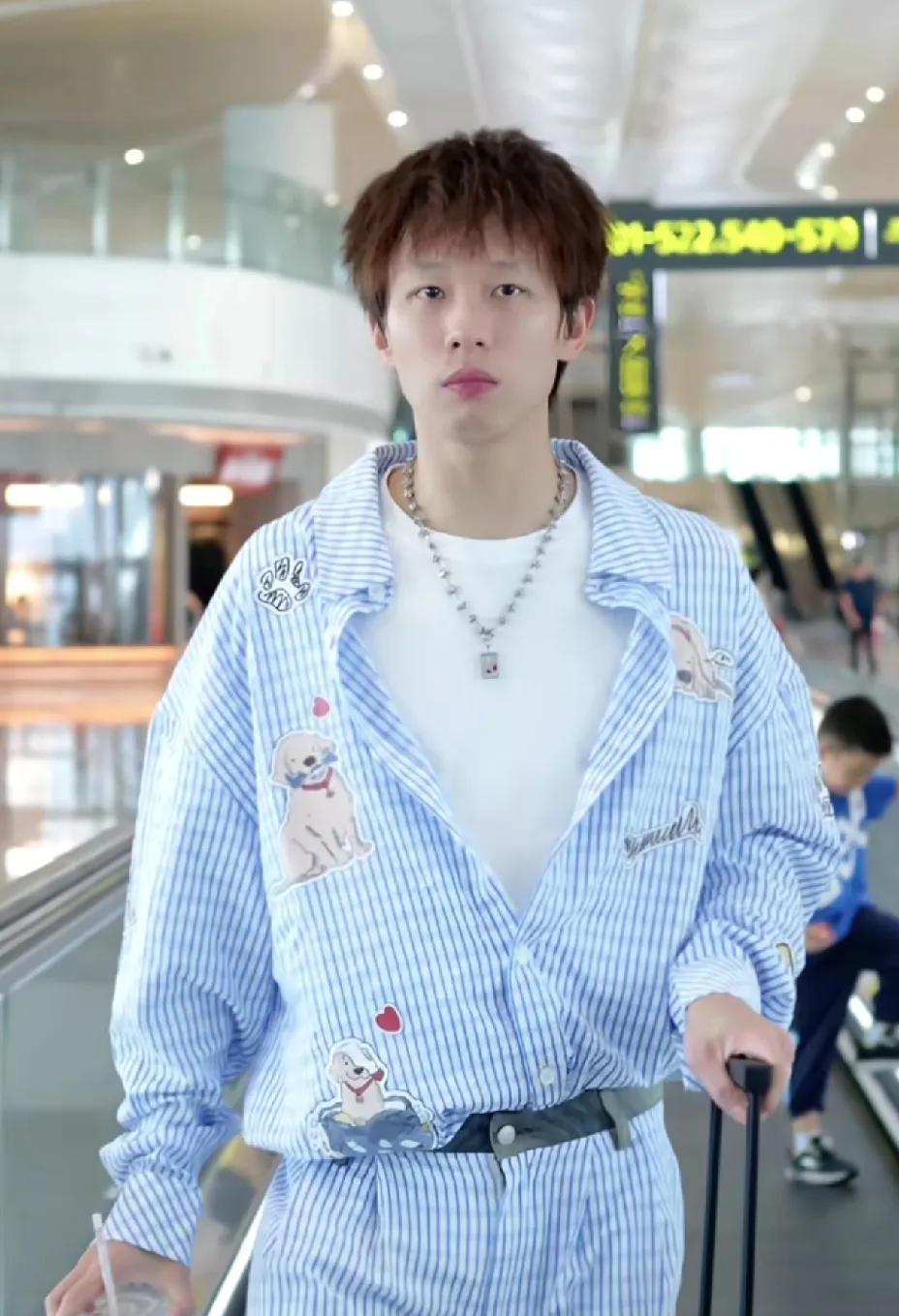 林高远这酷似睡衣的衣服，穿在他身上怎么那么帅气呢！一组林高远帅气的穿搭图片，
