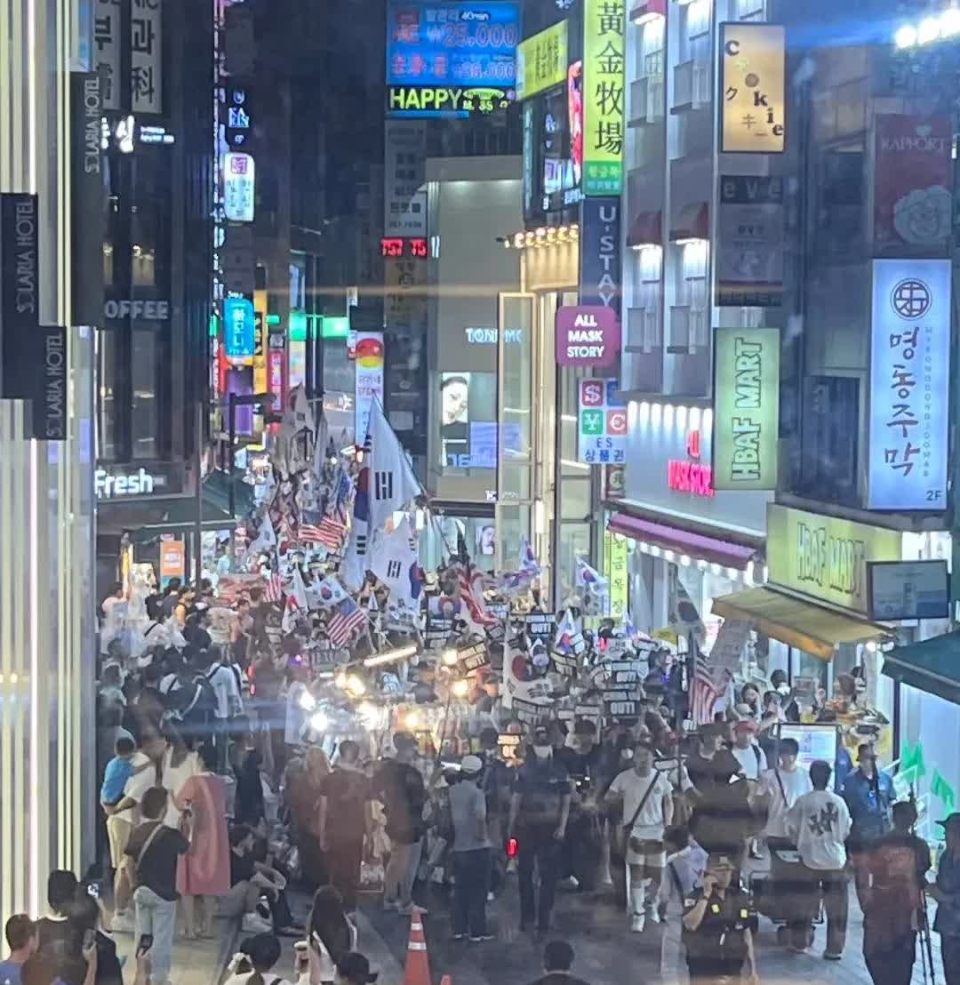 有个外国网友问我：“你们中国人怎么看待韩国的反对活动呢？”我回应道：“没