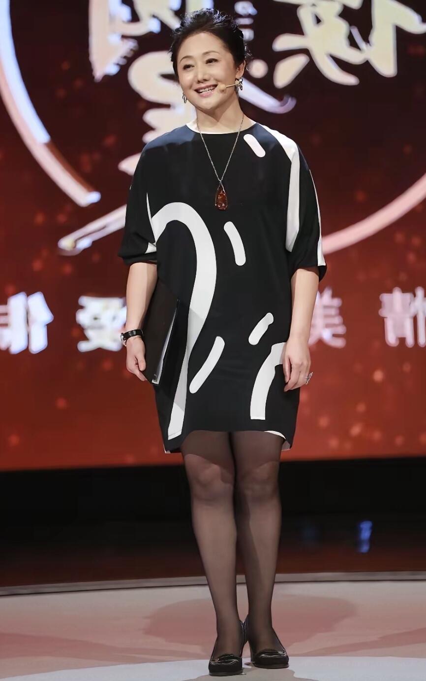 凭借着《还珠格格》中“令妃”一角，她成为了无数人心中温柔的气质女神，如今60岁了