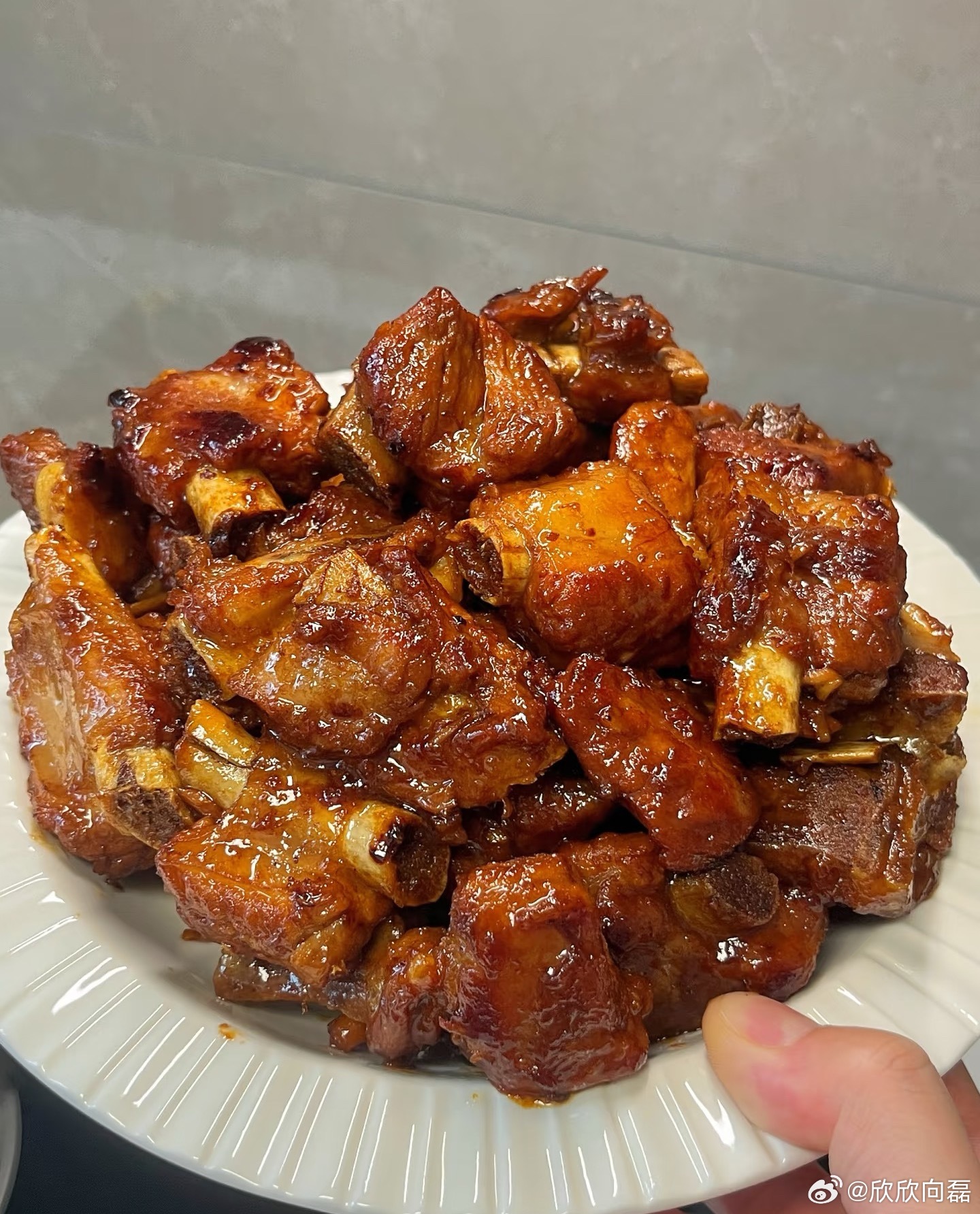 今天这个红烧排骨真的绝绝子，不夸张滴说，这盘红烧排骨，我愿称之为下饭菜的牌面【