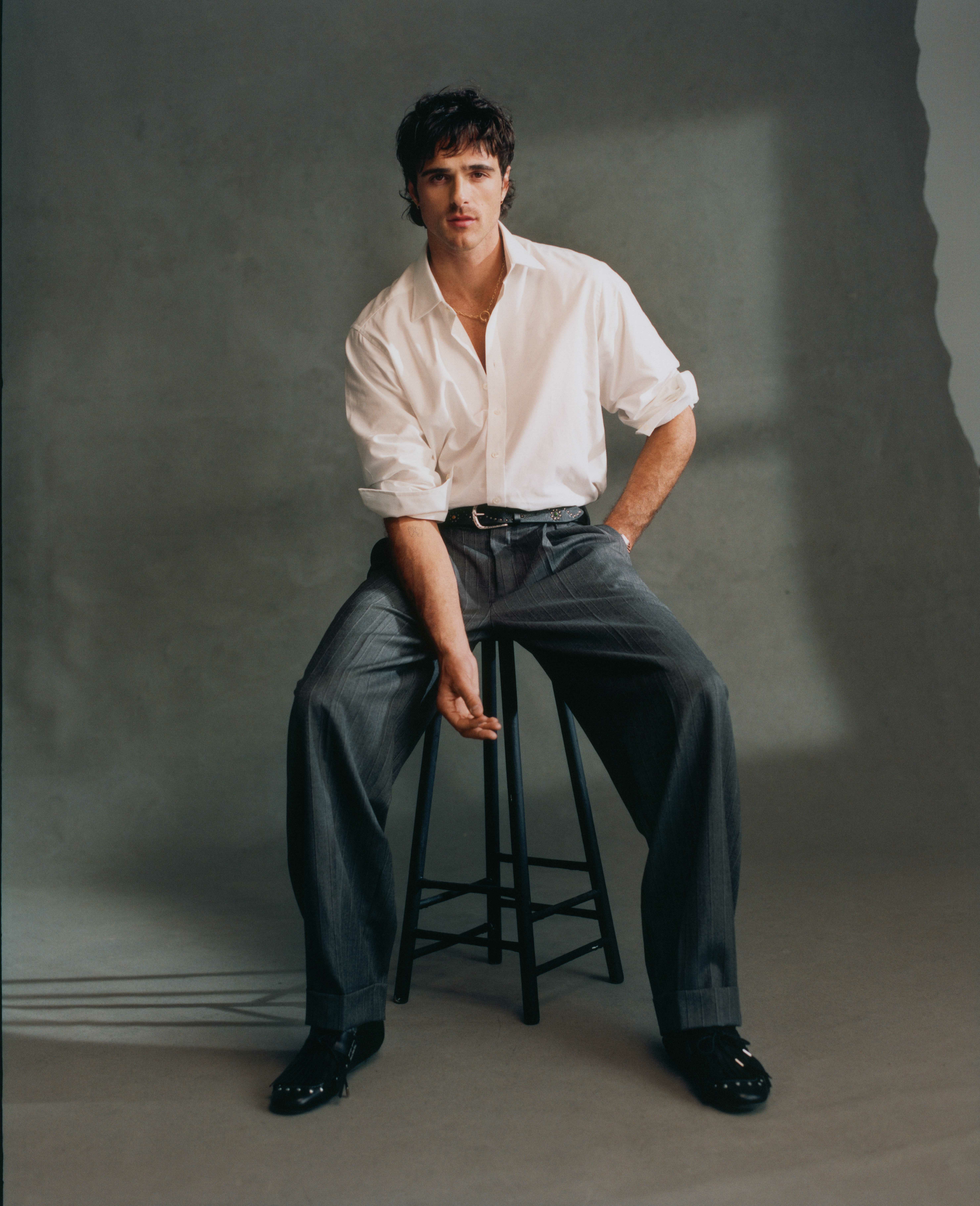 JacobElordi帅气登上英国《Esquire》杂志封面及写真美图大赏！坐