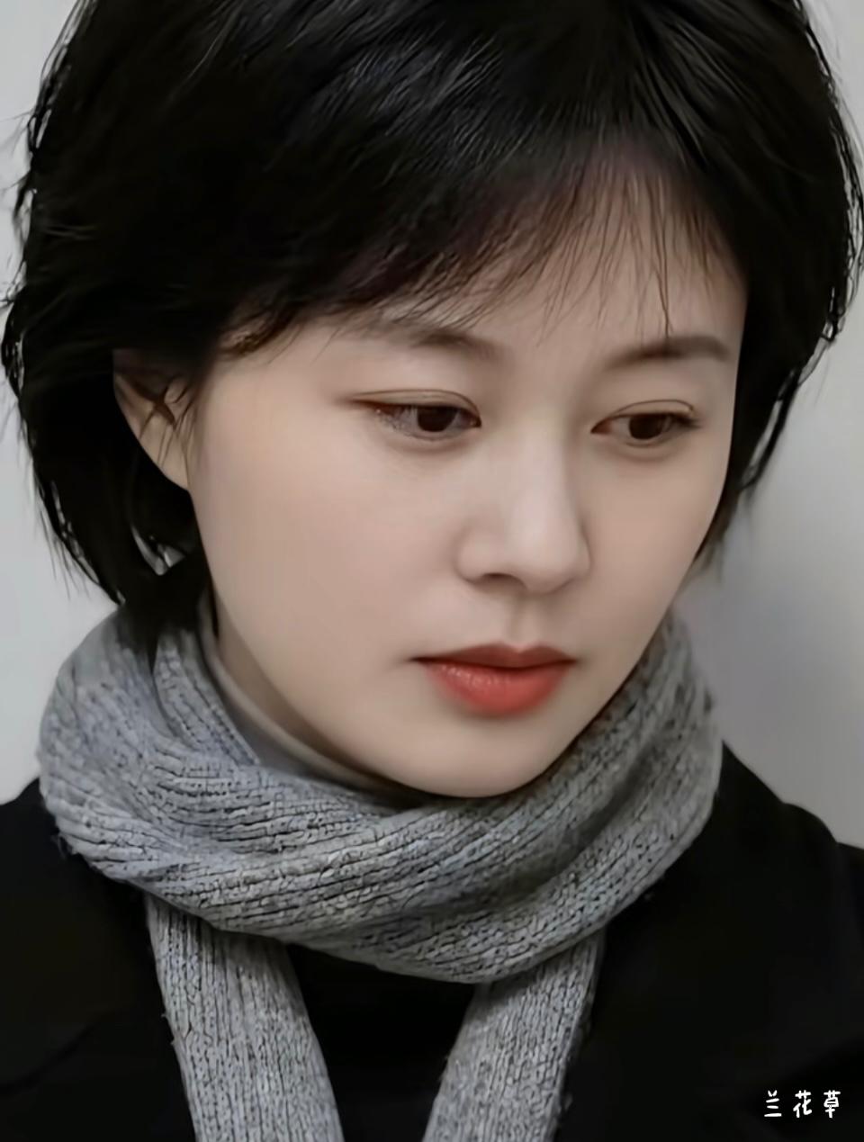 看看这位美女，几乎无可挑剔。细心的你们，看看她有哪里不足，望指点。