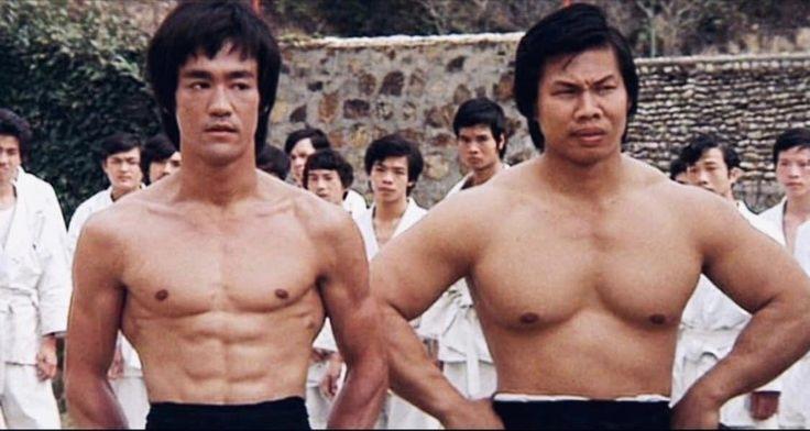 胳膊差一倍背却一样宽？这就是李小龙！1973年，《龙争虎斗》拍摄现场，李小龙与