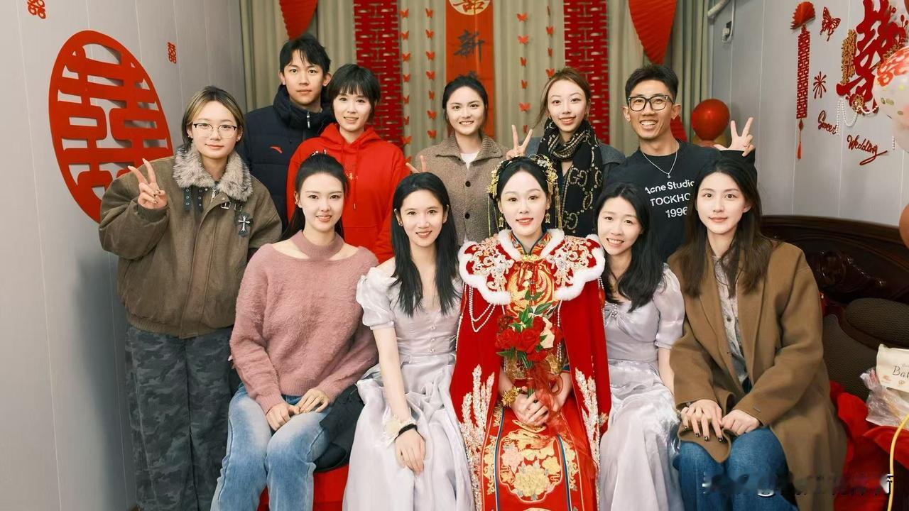 女排名将吴晗在徐州举办婚礼，张常宁刁琳宇等江苏队友出席。27岁的江苏女排主攻吴晗