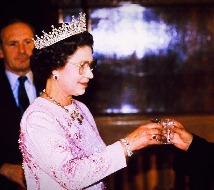 这是1986年10月英国女王伊丽莎白二世到访中国。中方为英国女王的到来准备了盛大