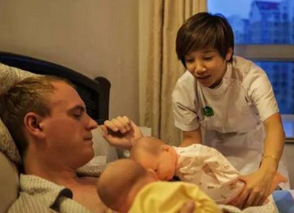外国男记者到中国体验女性坐月子, 仅体验1天, 就直呼受不了
