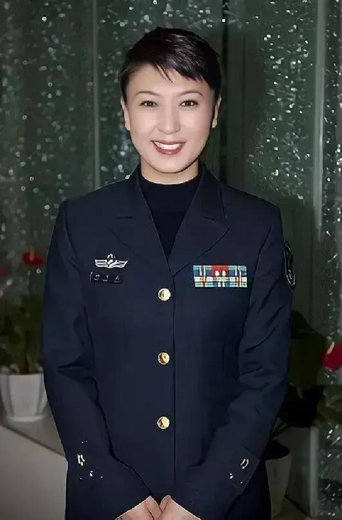 北京户口被扒，闫学晶翻车！她在直播里一句“孩子一年花几十万”，弹幕瞬间炸锅