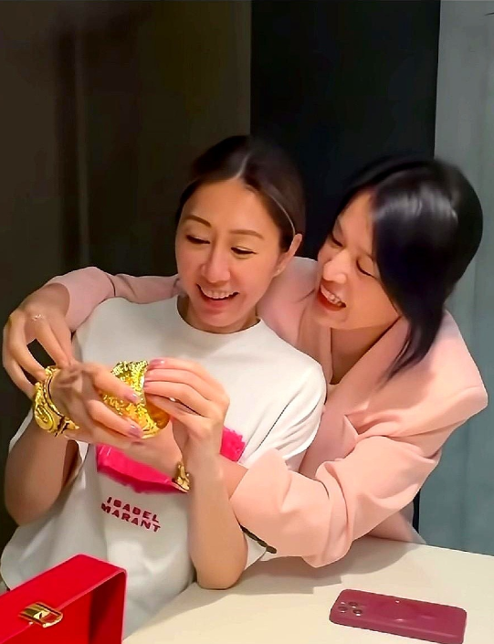 金镯太轻，姐妹情太重胡杏儿把60克龙凤镯套上胡定欣手腕，金价12万只是一个数