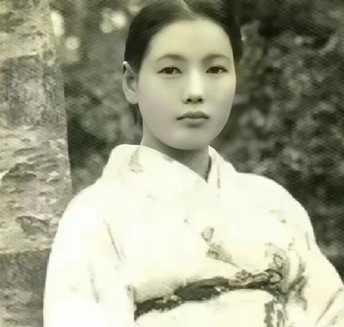 1978年，重庆江津白沙镇一名农妇正在喂猪，几辆轿车突然到访，来人告知她拥有数百
