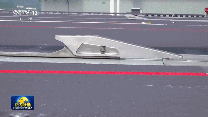 原来这不是慢动作？而是舰载机弹射出去之后，进行刹停。首先，这个装置的专业名称