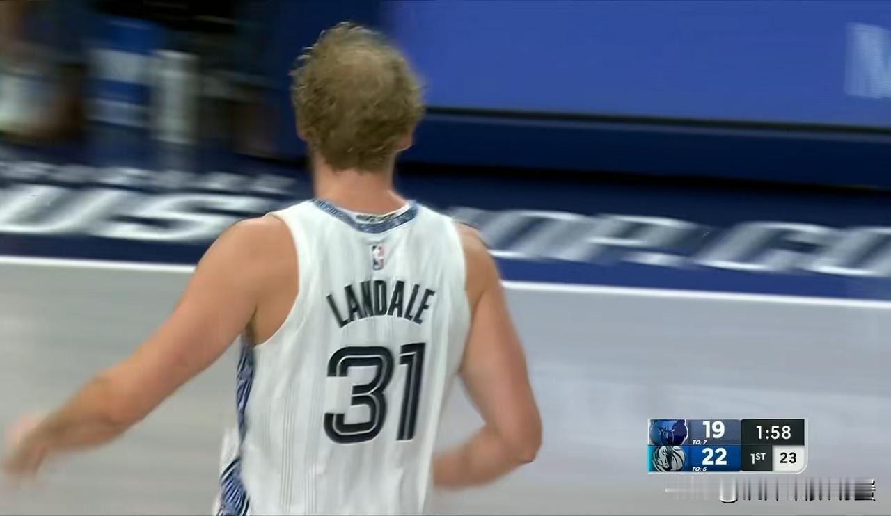 下面是一条关于灰熊中锋兰代尔的坏消息！目前灰熊和独行侠的比赛正在激烈进行中，不过