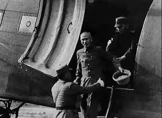 1949年国民党败退台湾前夕，在南京城中大多数人惶惶收拾行李、准备登上蒋介石南下