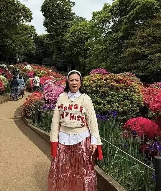 78岁不老女神汪明荃赴日本享受春日美景，一套粉色装扮意外成为焦点。百褶短裙搭配