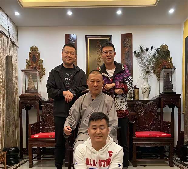我发现郭德纲收徒孙也有不得已而为之的苦衷，里面人情世故占了大半，好多都是关系户、