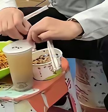雷总居然要把饮杯盖子打开插管他以为喝饮料也要像苏7充电，要先开盖