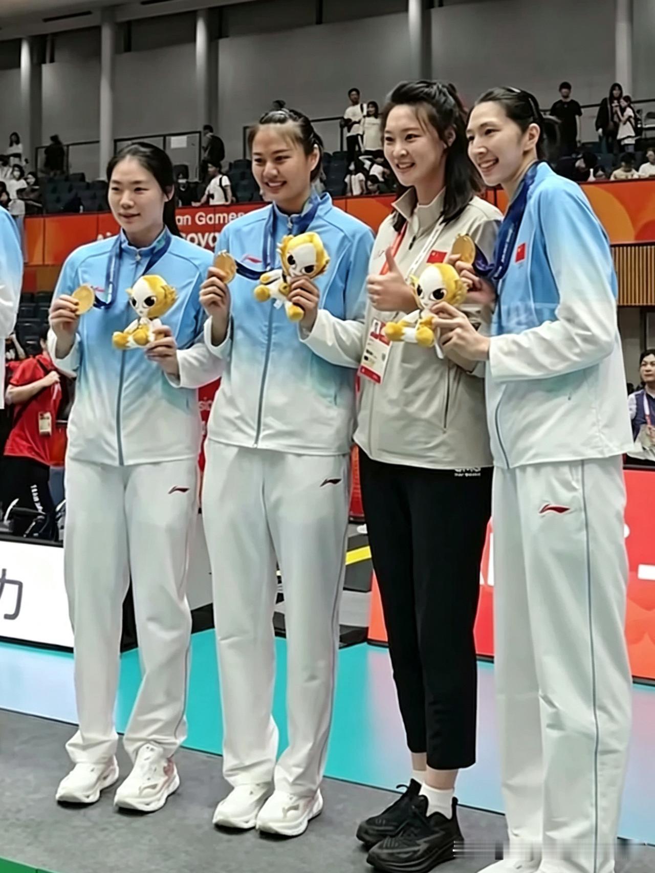 中国女排拿下亚运三连冠！赛场上的女排姑娘们，球技精湛，个个容貌靓丽，宛如一朵朵
