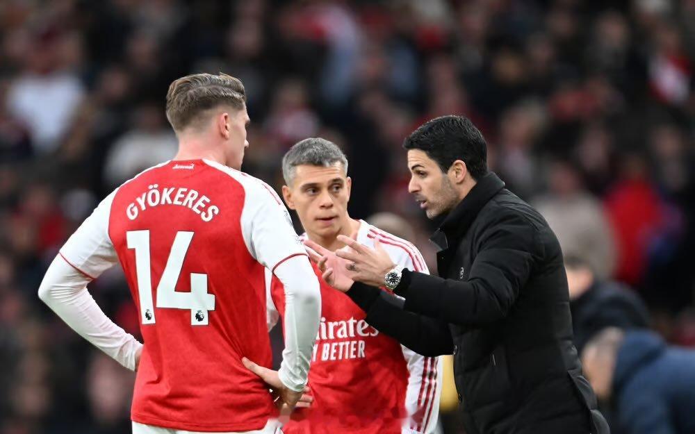 里奥·费迪南德表示：“阿森纳仅领先本赛季表现极其平庸的曼城2分，也只领先阿斯顿维