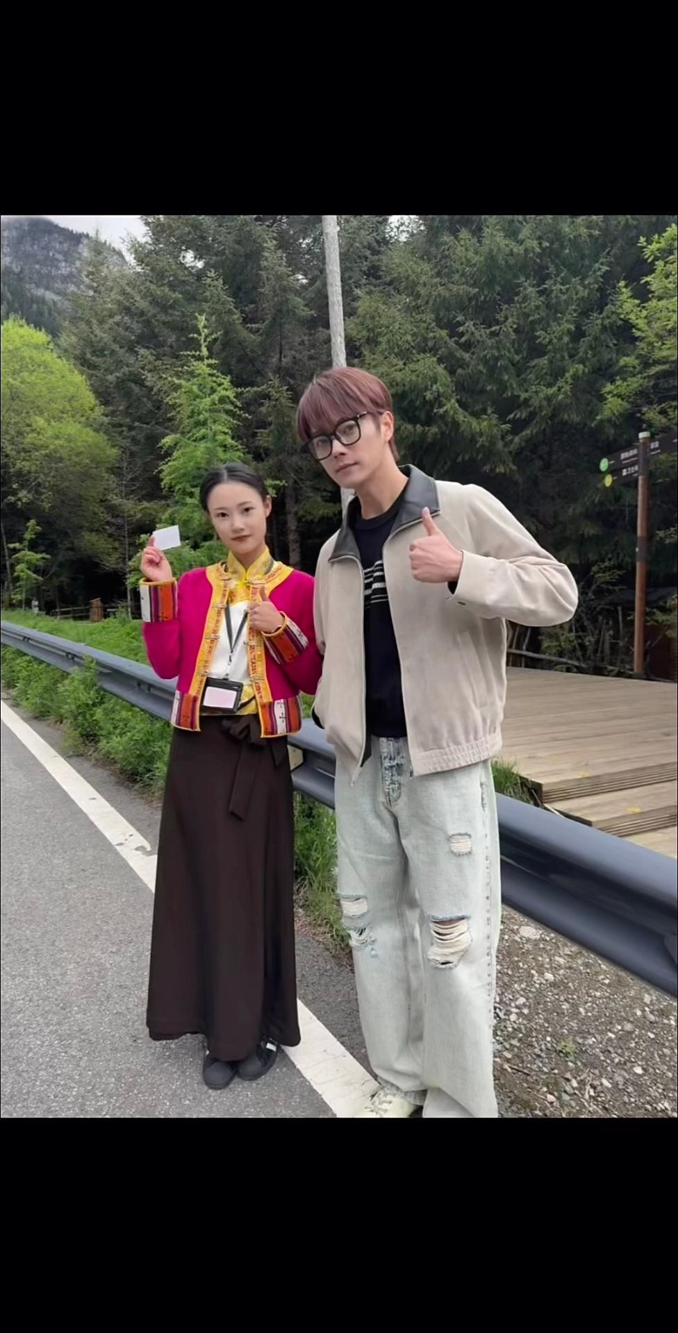 许凯坐景区大巴被路人偶遇全网刷屏的偶遇名场面，许凯在景区大巴里状态松弛，不刻意伪