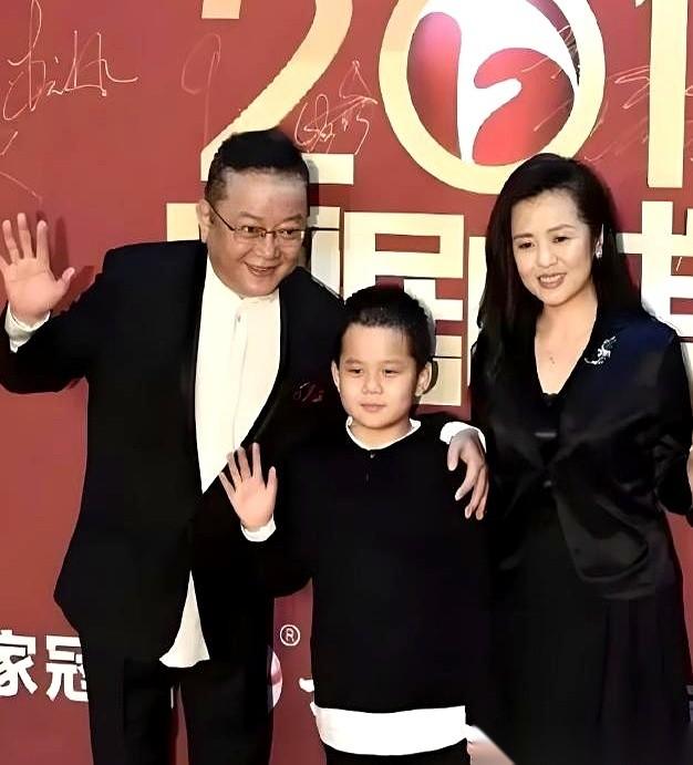77岁的王刚，最近干了件大事。他把自己藏了半辈子的官窑宝贝，送上了拍卖会，三千