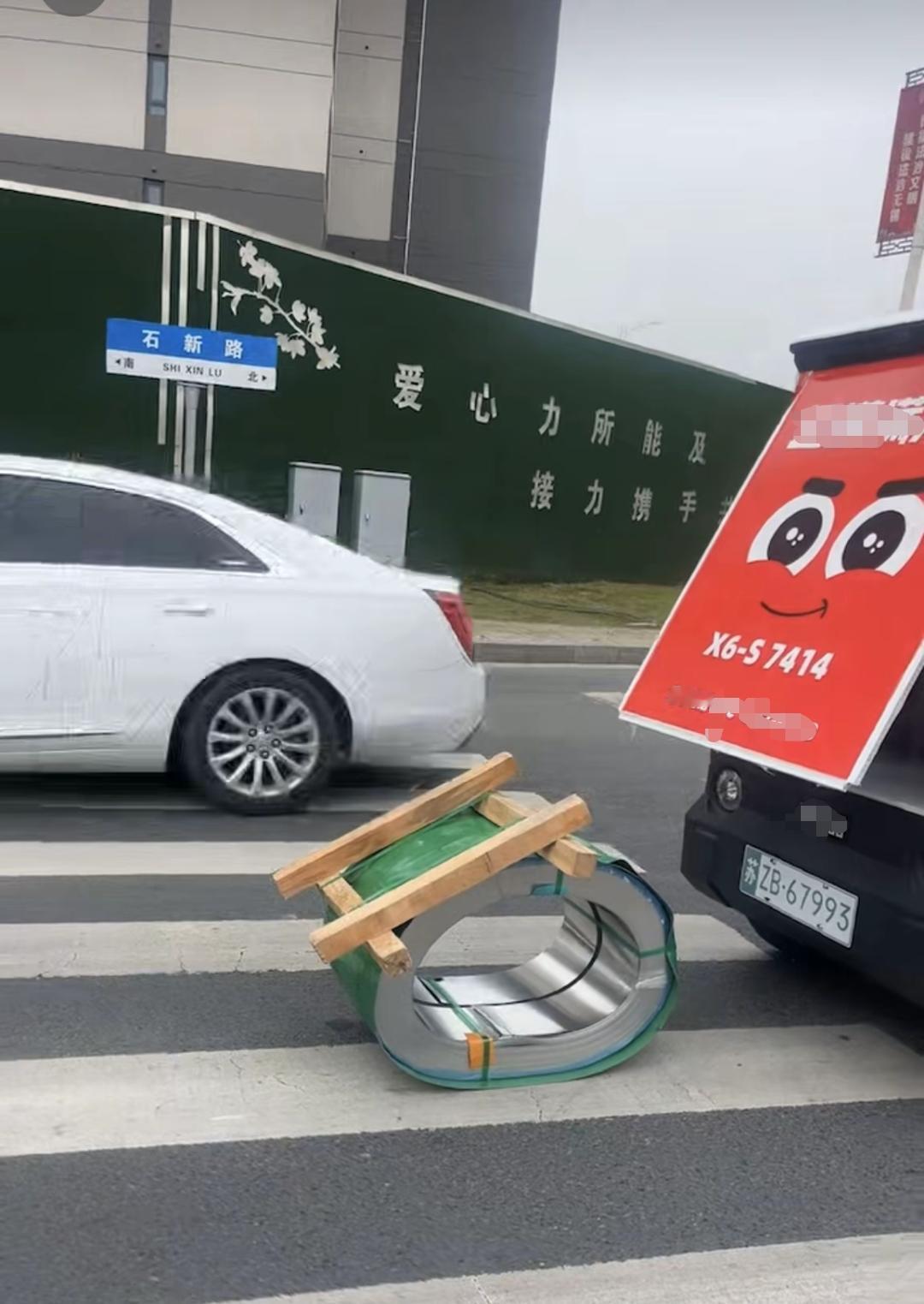 这几张图片在朋友圈广为流传！事发4月21日江苏无锡，一位做不锈钢生意的人不知