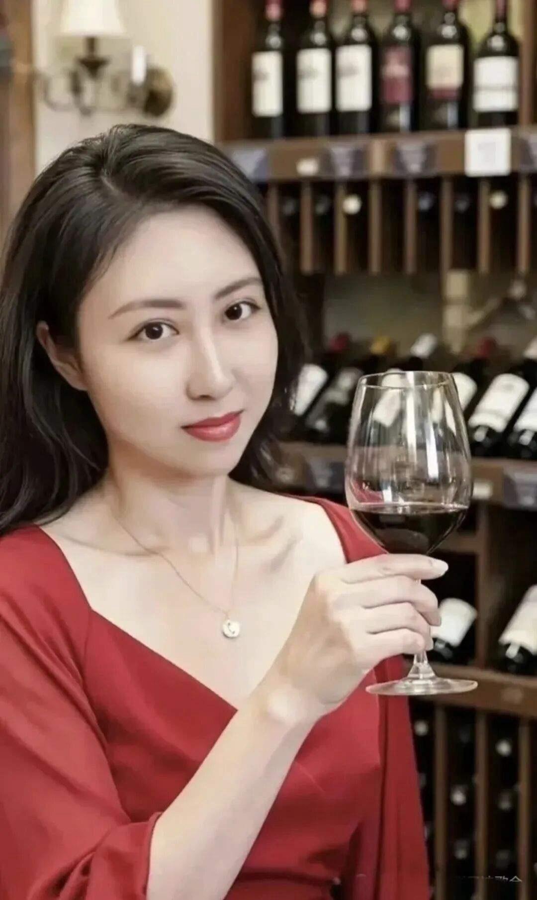 贾浅浅再陷舆论风暴，这次不是争议诗作，而是学术论文抄袭，彻底戳破了体面遮羞布