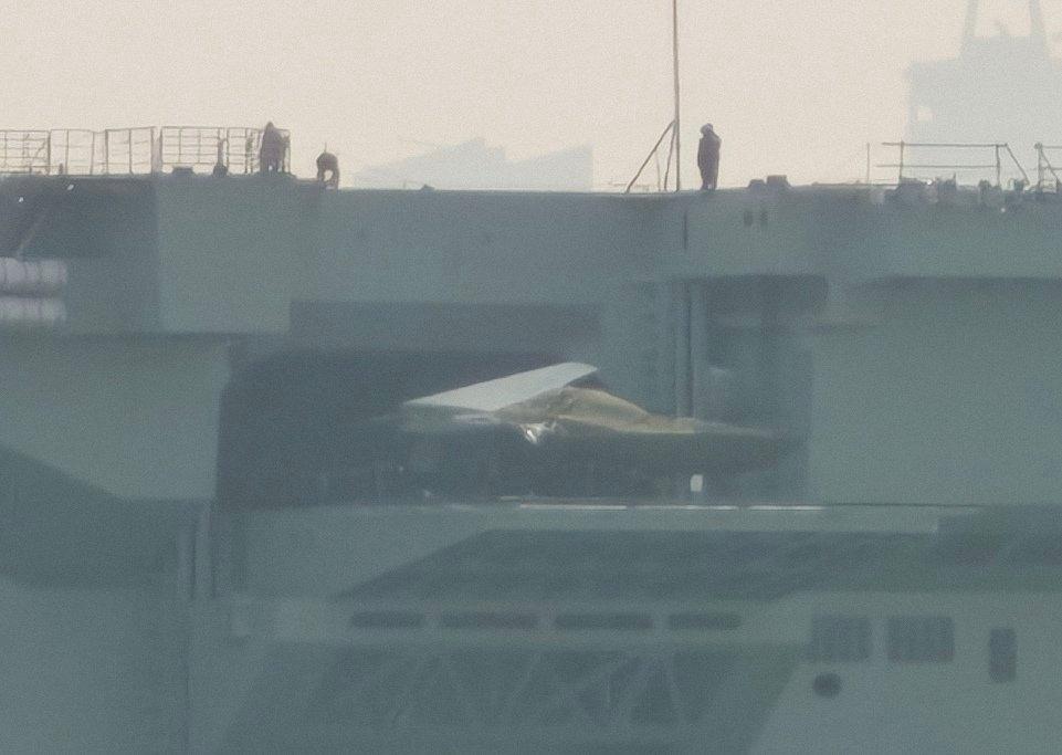 076首舰甲板上搭载疑似“GJ-21”无人作战飞行器模型。这是“GJ-21