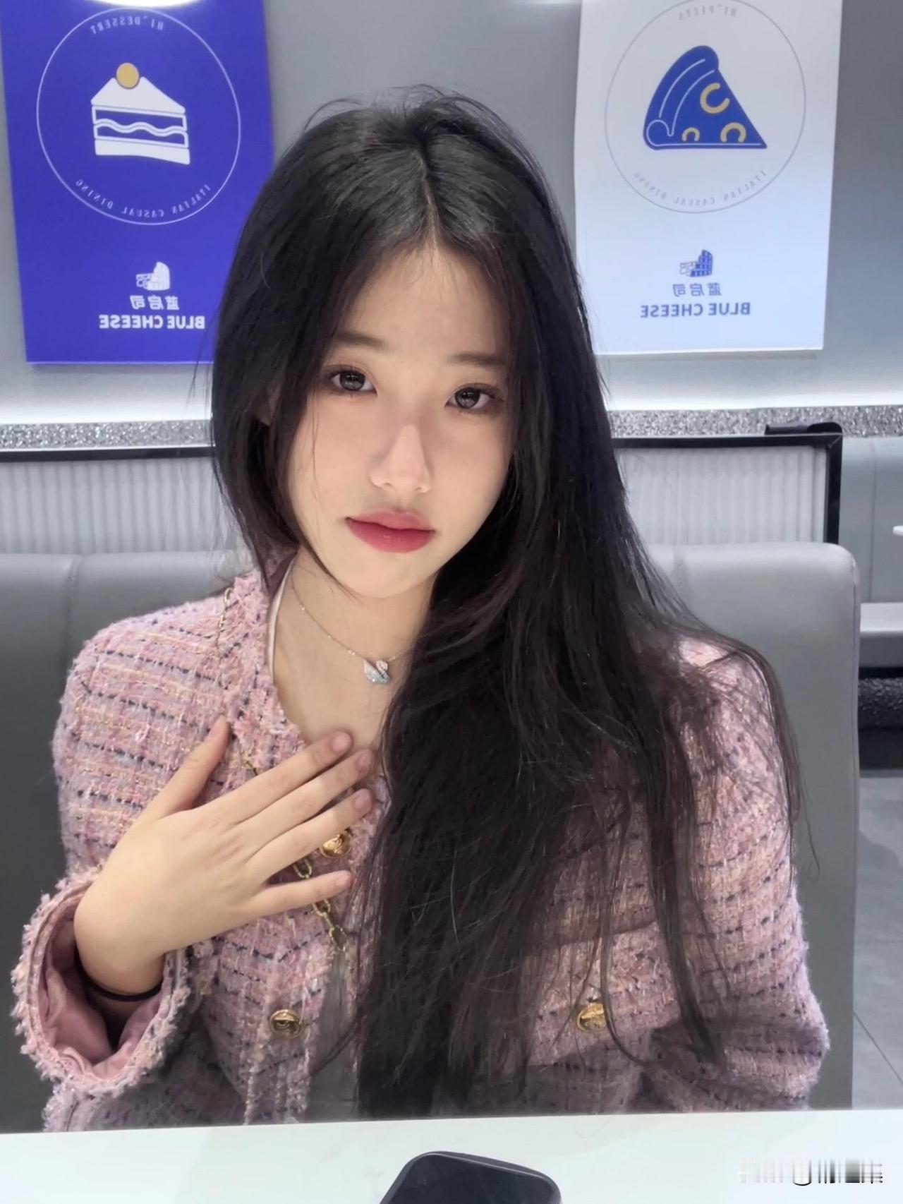 温柔甜美的少女心，粉色毛衣搭配精致项链，元气满满的一天！💖🌸👗
