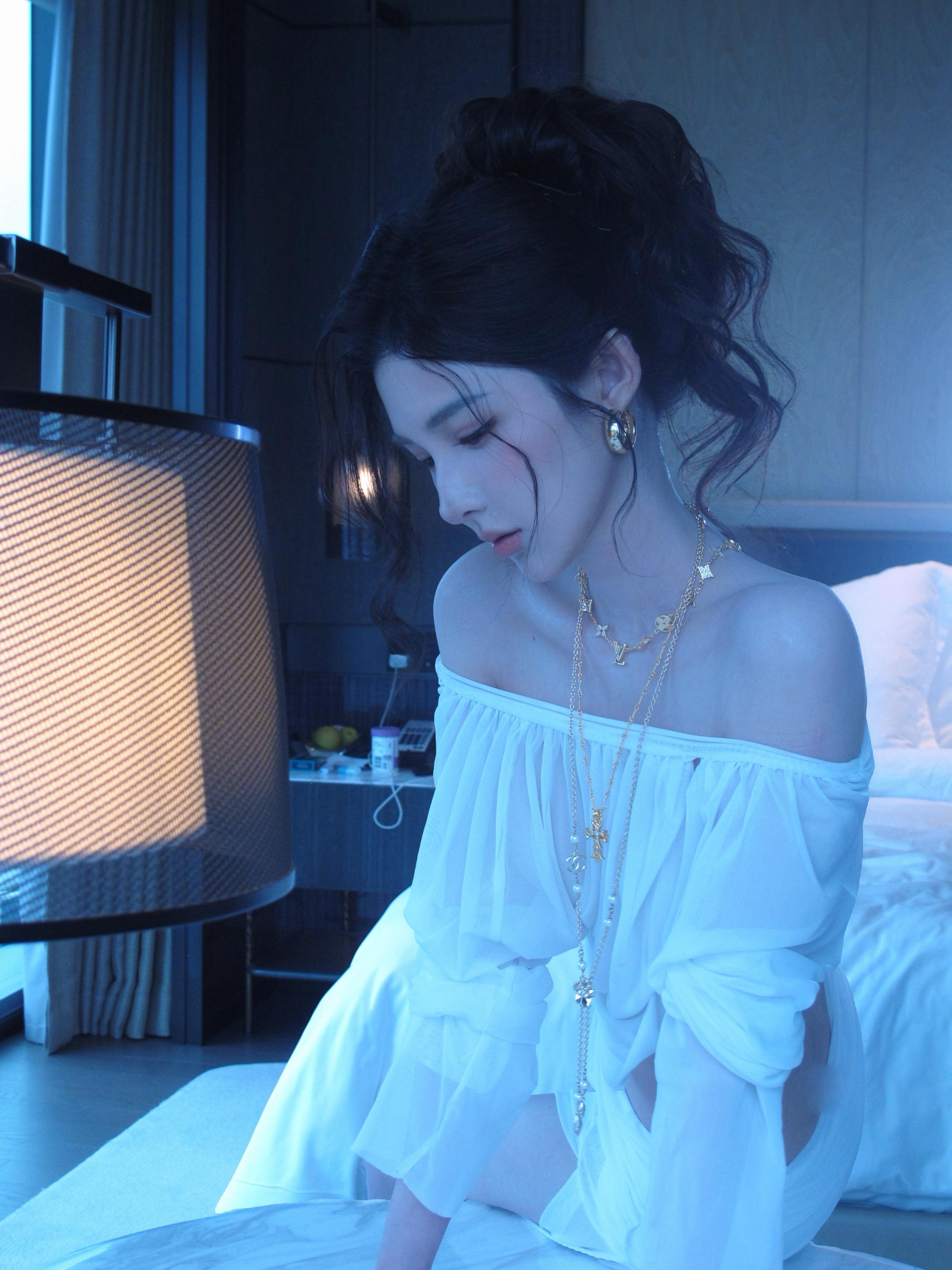 我在月光下许过情真 问你到底爱我有几分